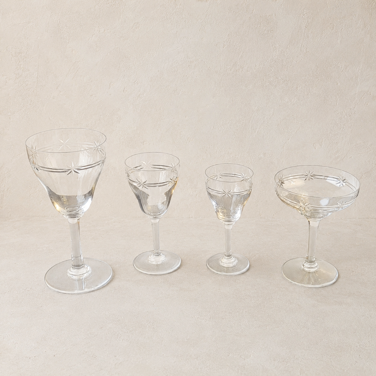 Ensemble de 24 verres en cristal ciselé Saint-Louis – service de table ancien