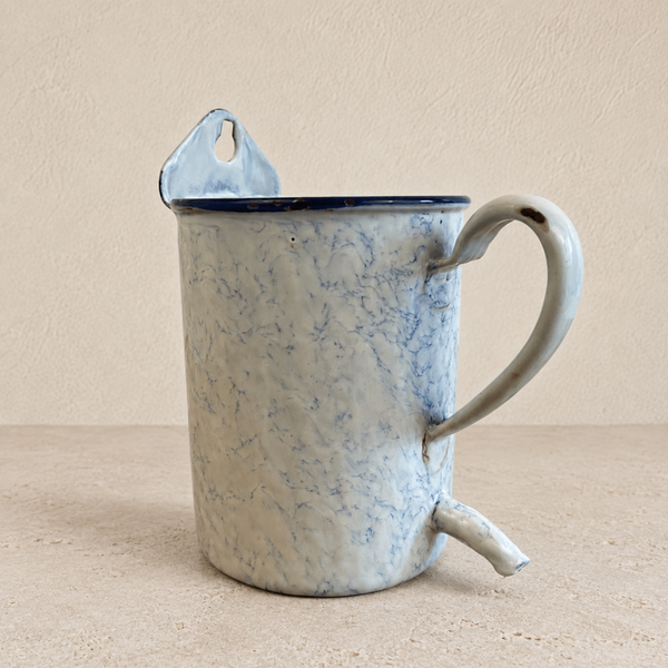 Pot ancien en métal émaillé – Un objet du quotidien d’autrefois