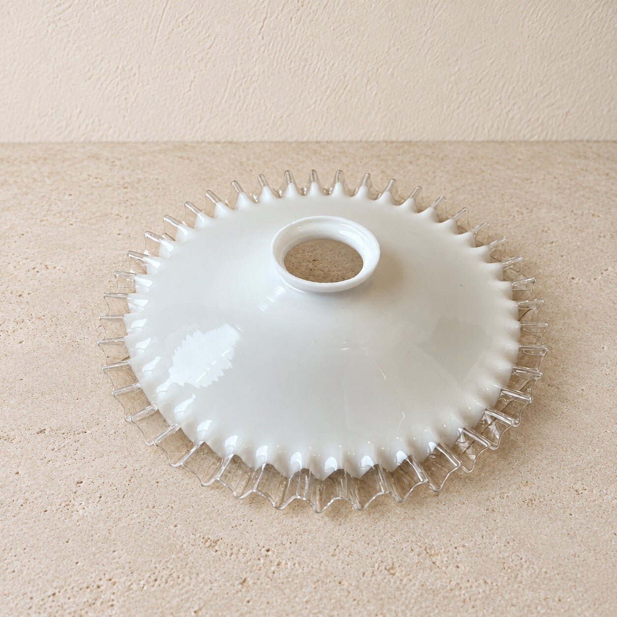 Abat-jour en opaline blanche et verre plissé