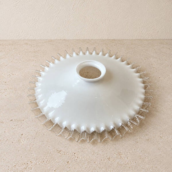 Abat-jour en opaline blanche et verre plissé