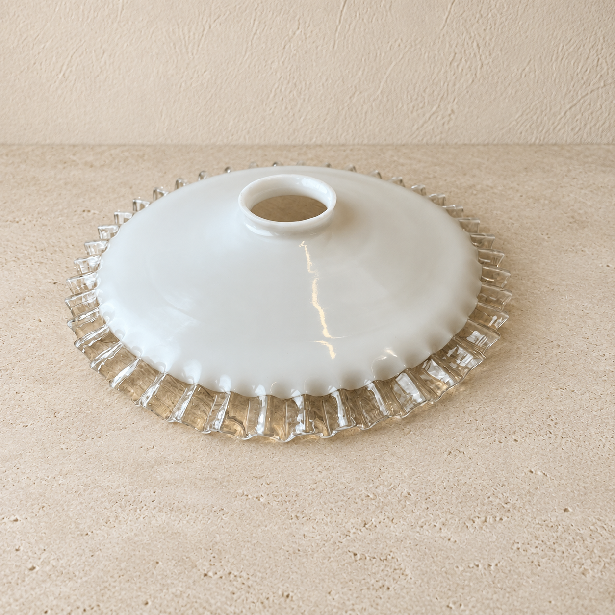 Abat-jour en opaline blanche et verre plissé