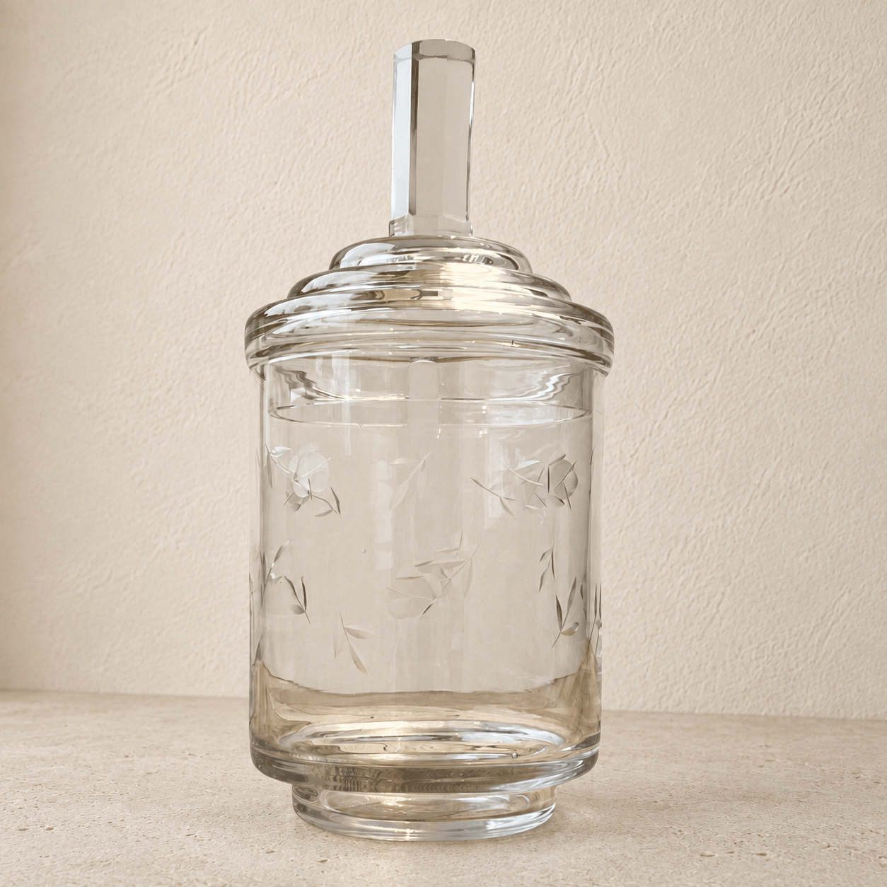 Grande bonbonnière ancienne en verre gravé – Une présence élégante et lumineuse