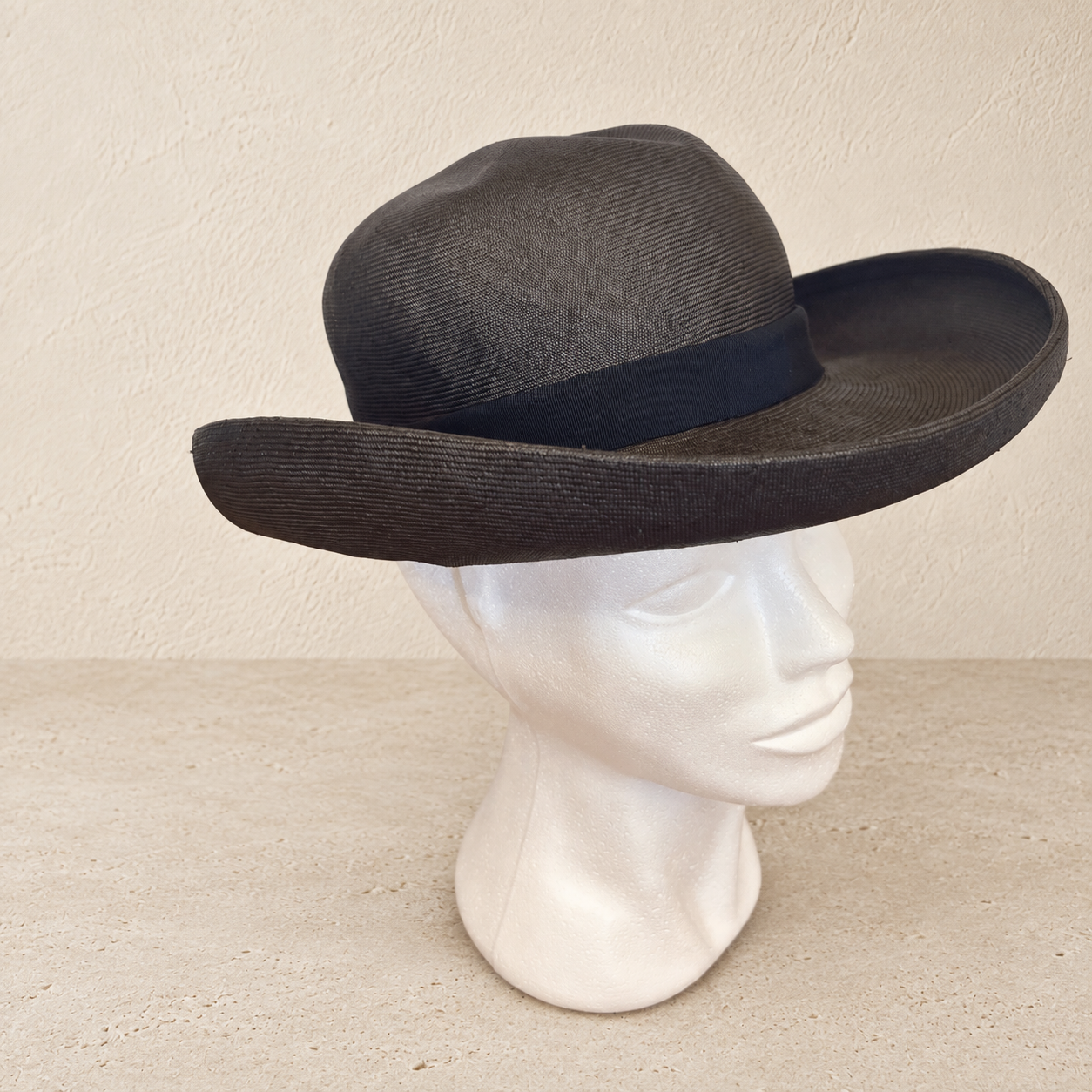 Chapeau en paille noir – modiste lyonnais
