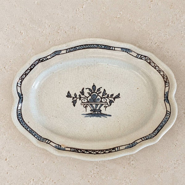 Plat cul noir en faïence de Rouen – plat ancien XVIIIᵉ style