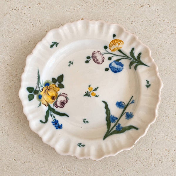 Assiette en faïence de Montpellier attribuée à André Philip – XVIIIᵉ siècle