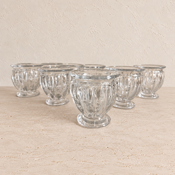 Huit petits pots à dessert en verre à reliefs