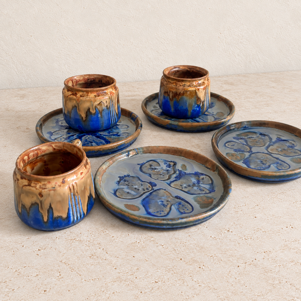 Quatre tasses et soucoupes Gilbert Méténier en grès flammé bleu