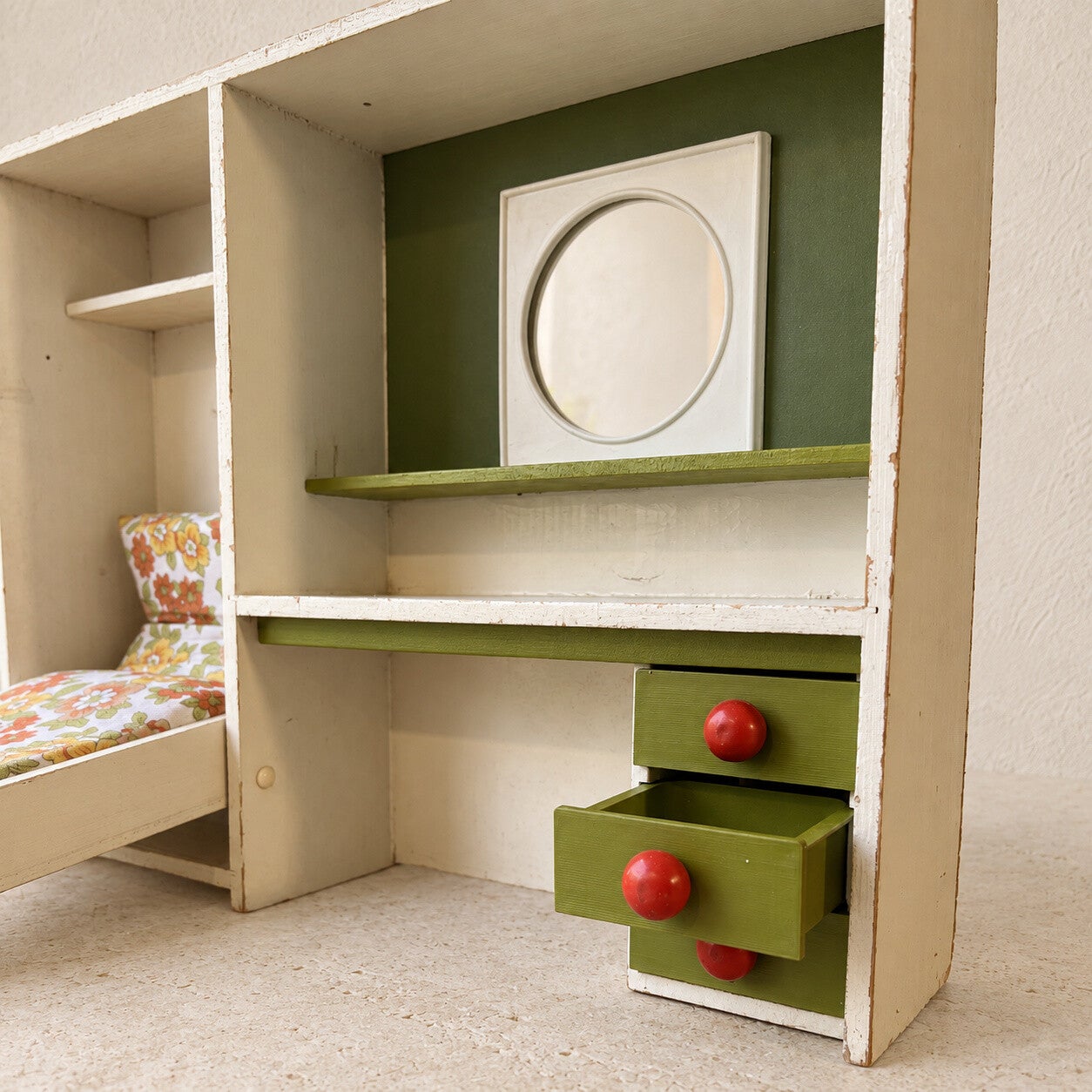 Chambre à coucher pour poupée vintage en bois – mobilier miniature ancien