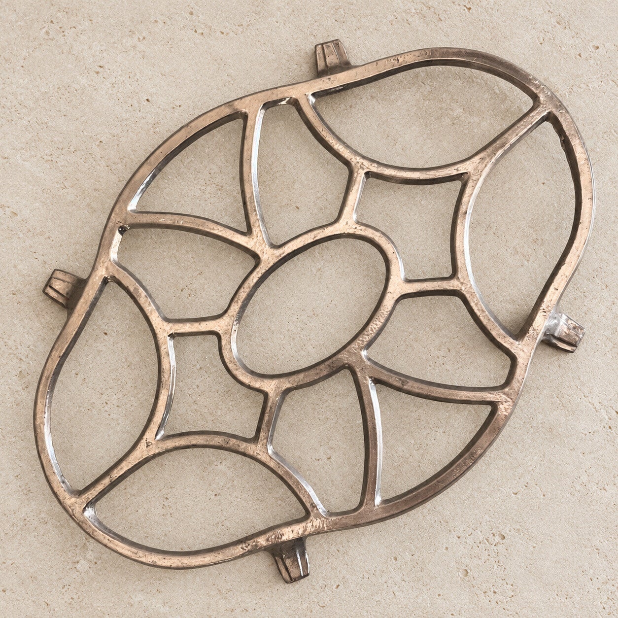 Dessous de plat ancien en aluminium – Élégance fonctionnelle et charme vintage