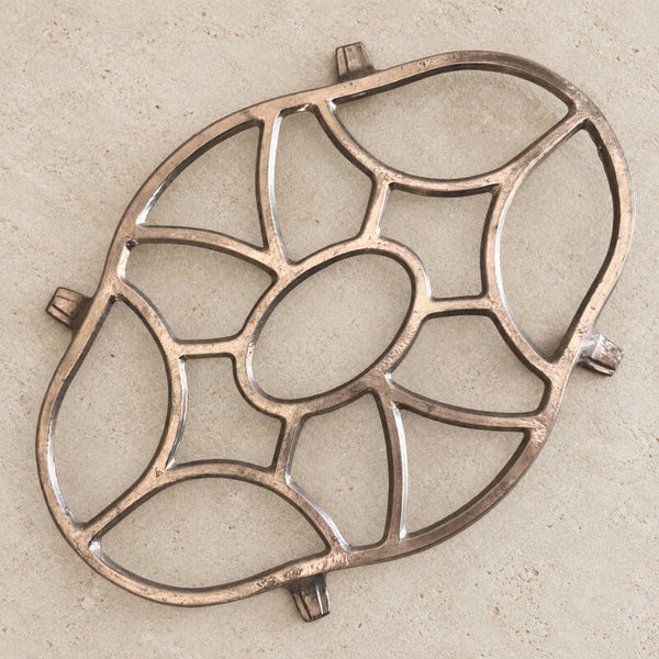Dessous de plat ancien en aluminium – Élégance fonctionnelle et charme vintage