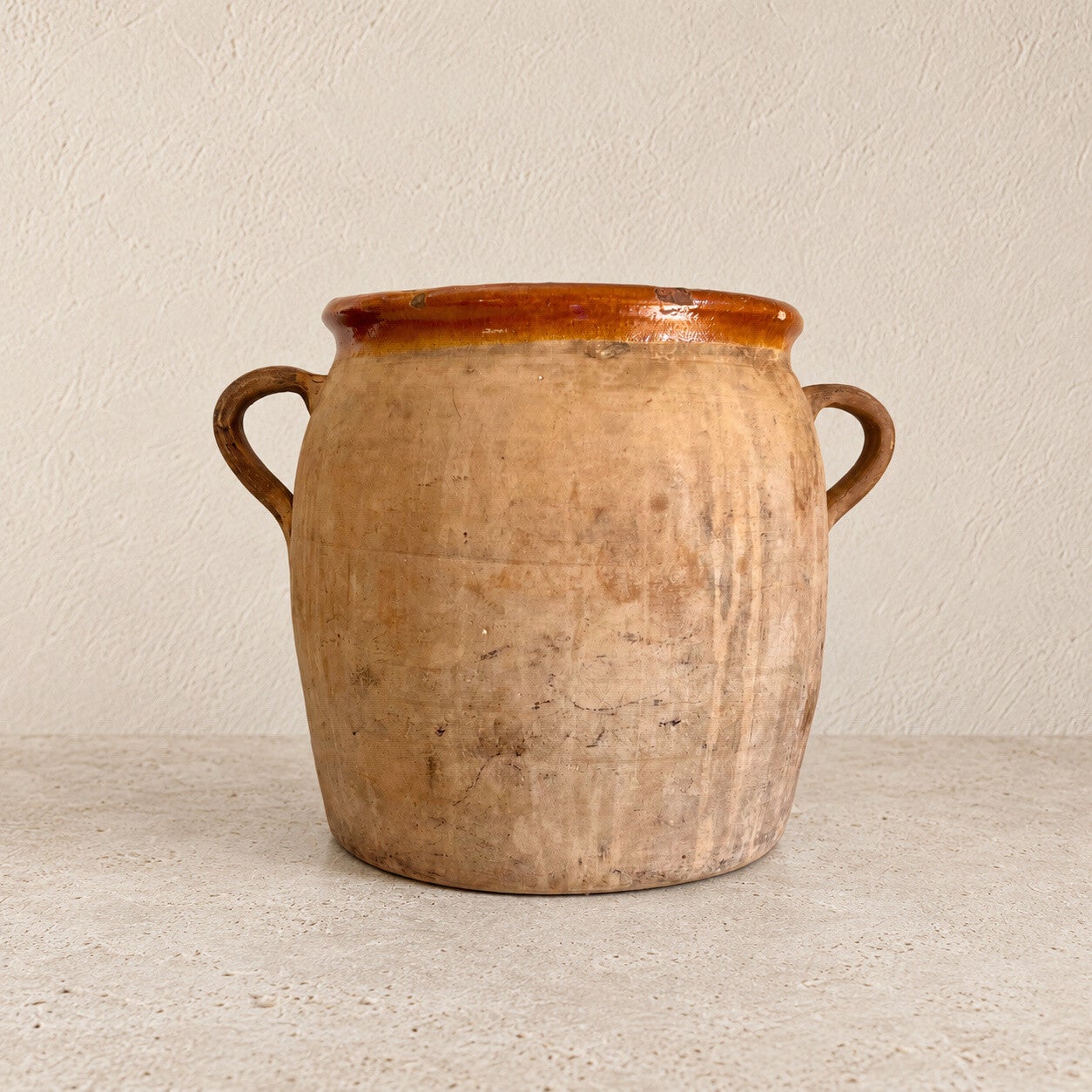 Pot ancien en terre cuite à col brun émaillé – Une présence chaleureuse et authentique