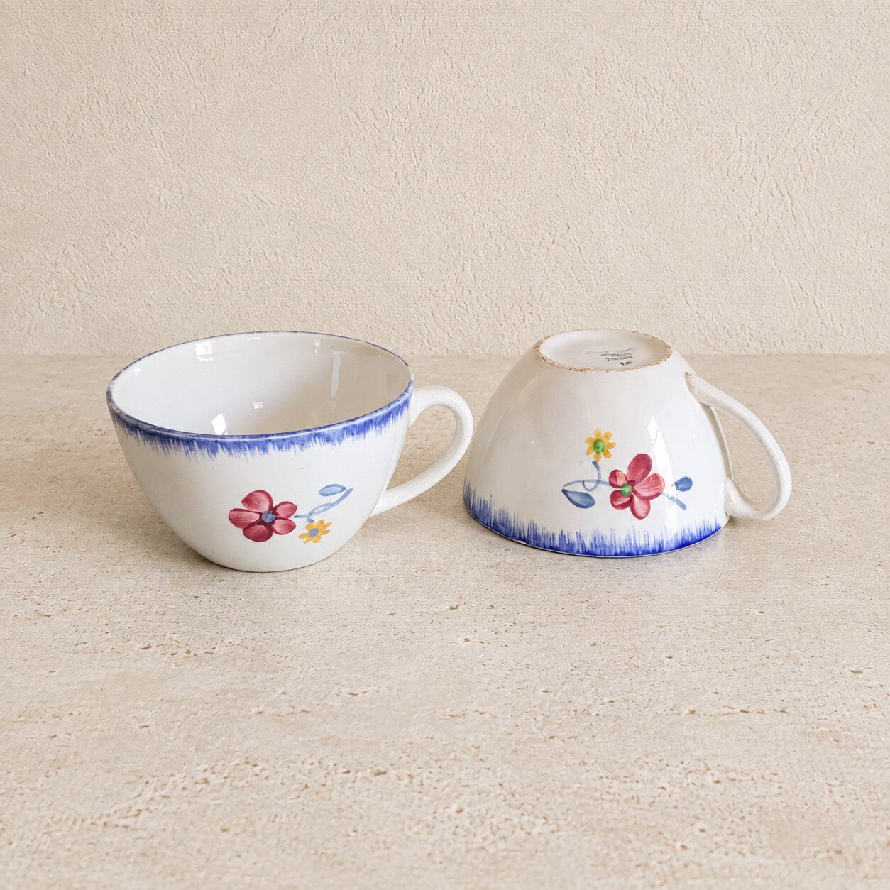 Paire de tasses en faïence de Digoin