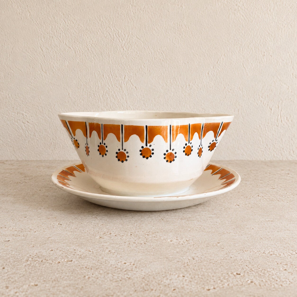 Saucière ancienne en faïence de Badonviller – L'élégance discrète des tables françaises