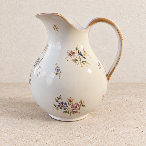 Pichet en faïence de Moustiers — décor floral polychrome