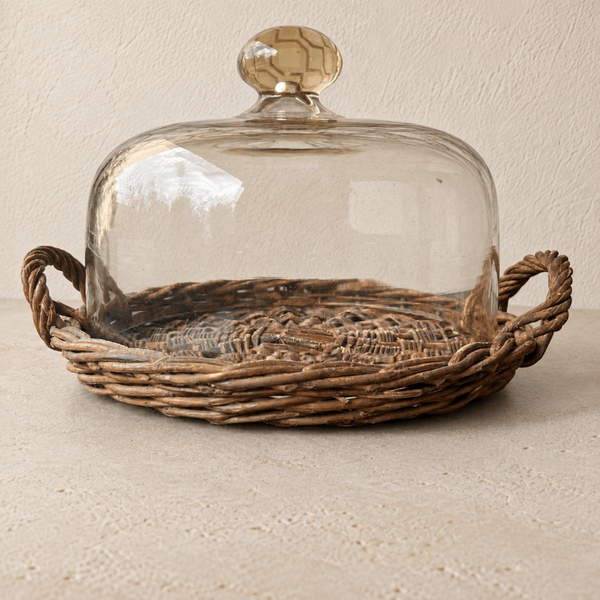 Plateau en osier tressé et cloche en verre bullé – Pièce vendue