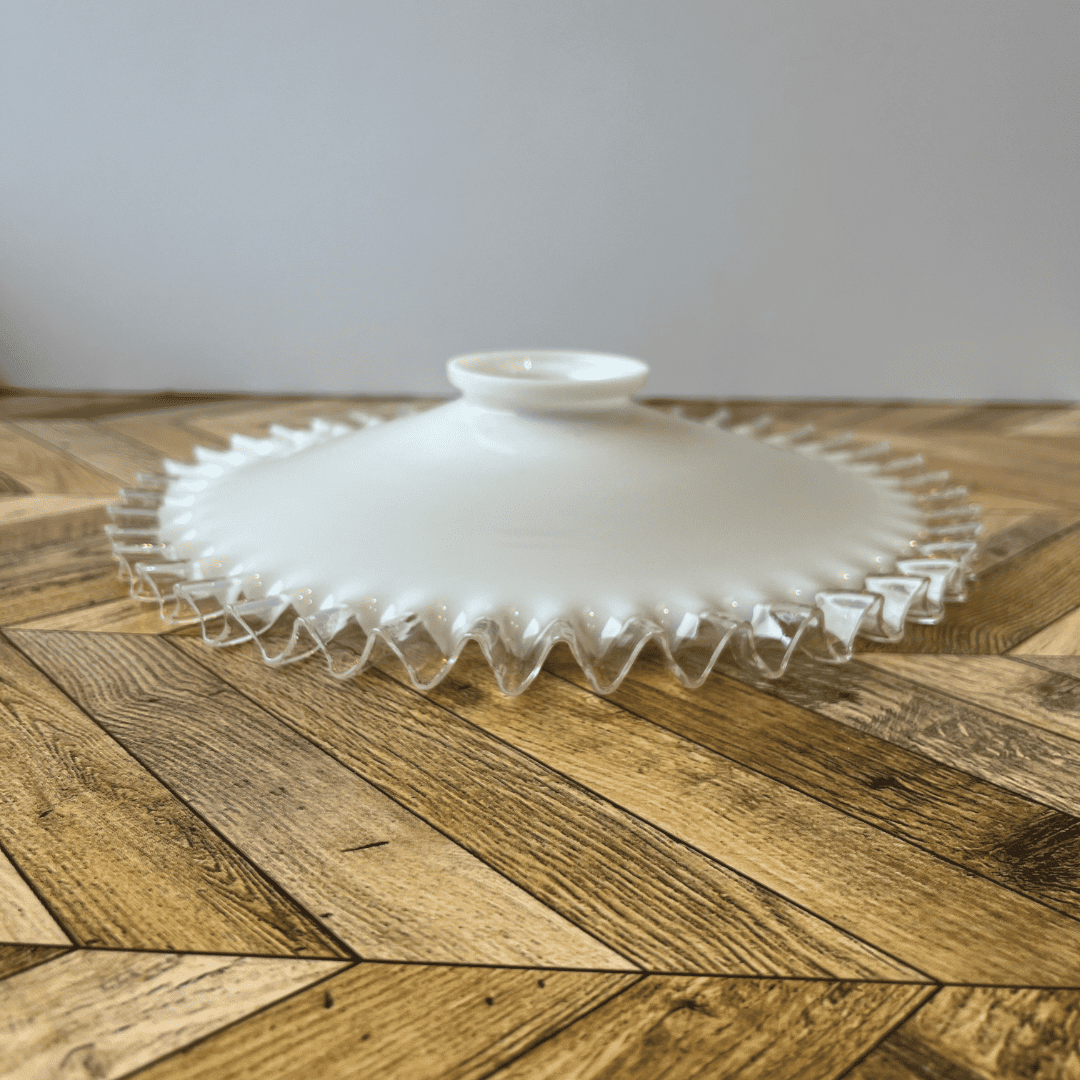 Abat-jour en opaline blanche et verre plissé transparent