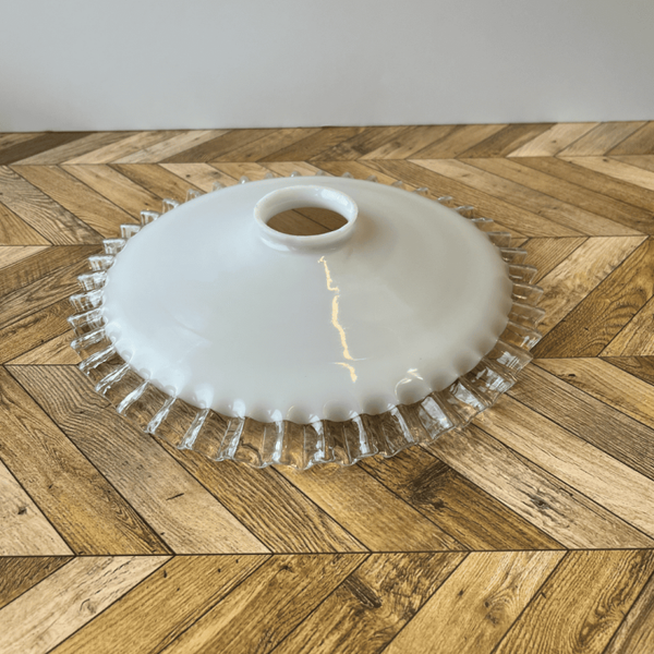 Abat-jour en opaline blanche et verre plissé transparent