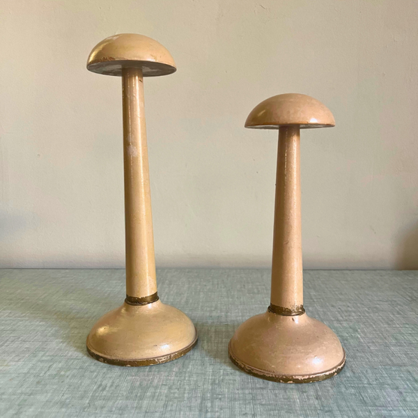 Ensemble de 2 anciens porte-perruques / porte-chapeaux des Galeries Lafayette Paris