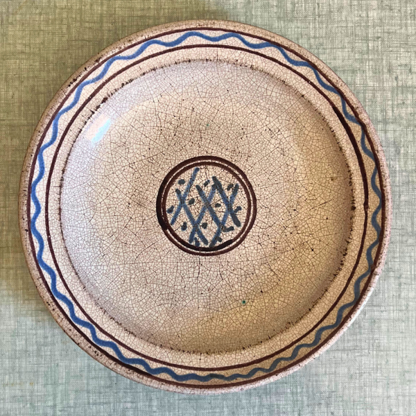Assiette décorative dans le goût des faïences françaises du XVIIIᵉ siècle