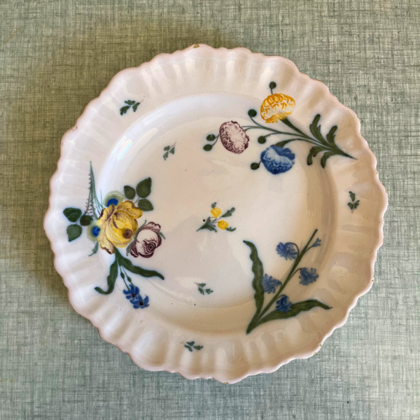 Assiette en faïence de Montpellier attribuée à André Philip – XVIIIᵉ siècle