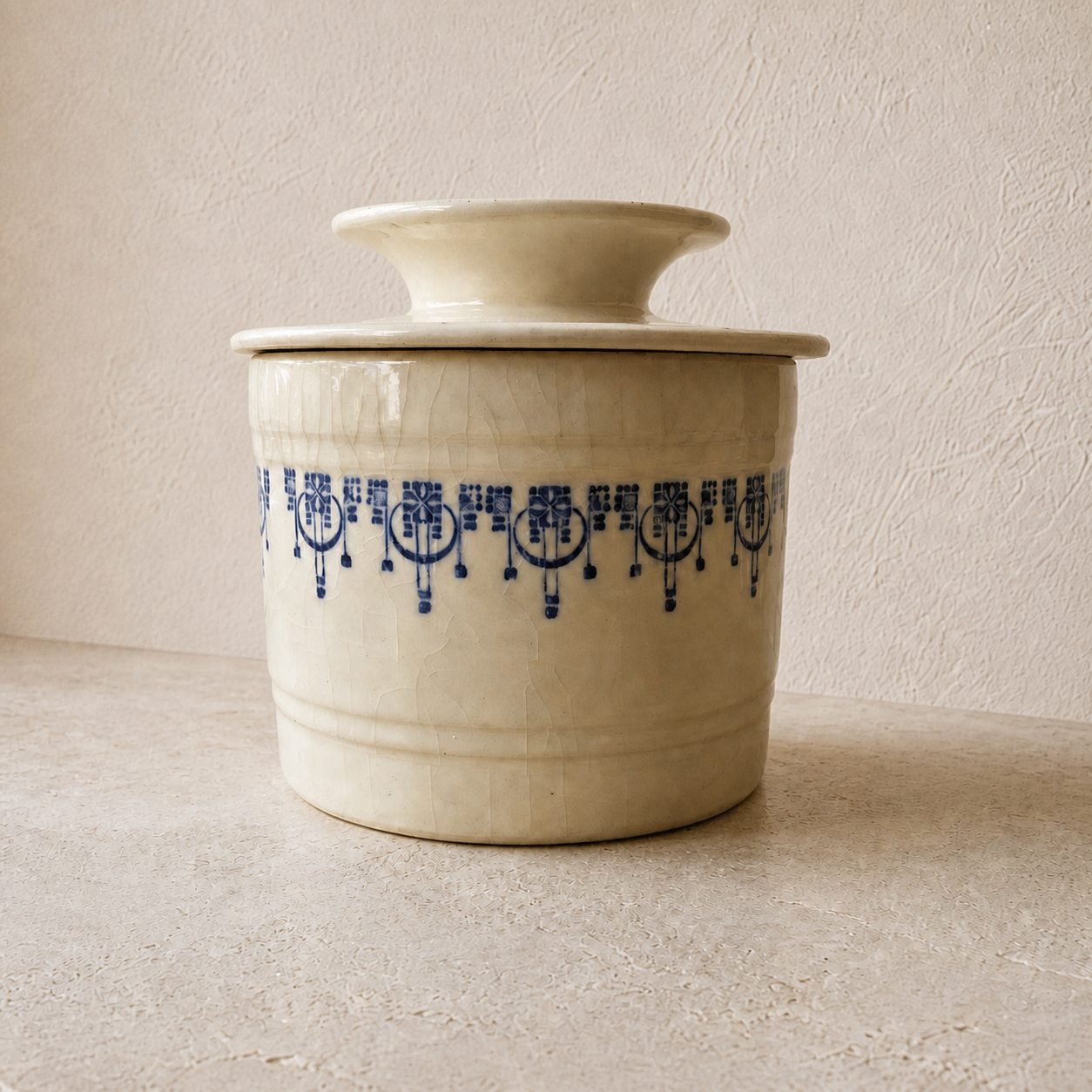Ancien grand beurrier à eau Saint-Uze – céramique vintage de l’art de la table