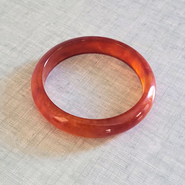 Bracelet en bakélite ambrée vintage
