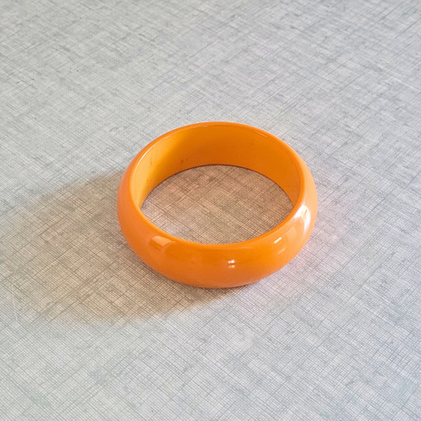 Bracelet en bakélite jaune vintage