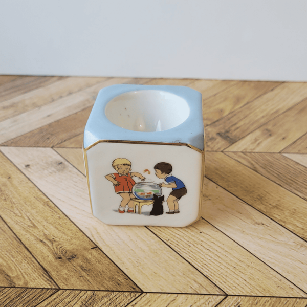 Coquetier ancien illustré