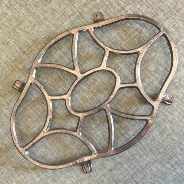 Dessous de plat ancien en aluminium – Élégance fonctionnelle et charme vintage
