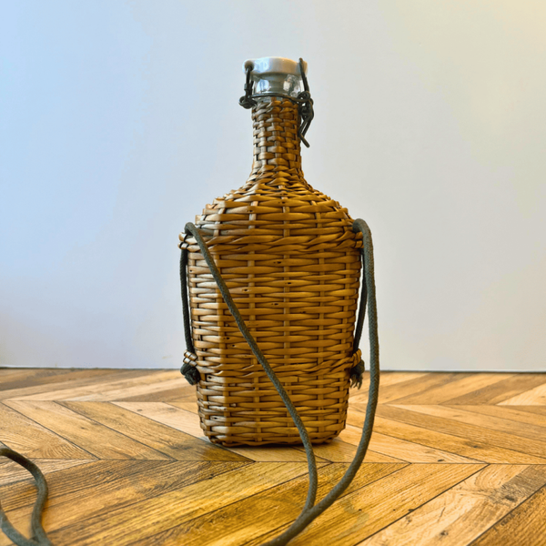 Ancienne gourde en verre recouverte d'osier