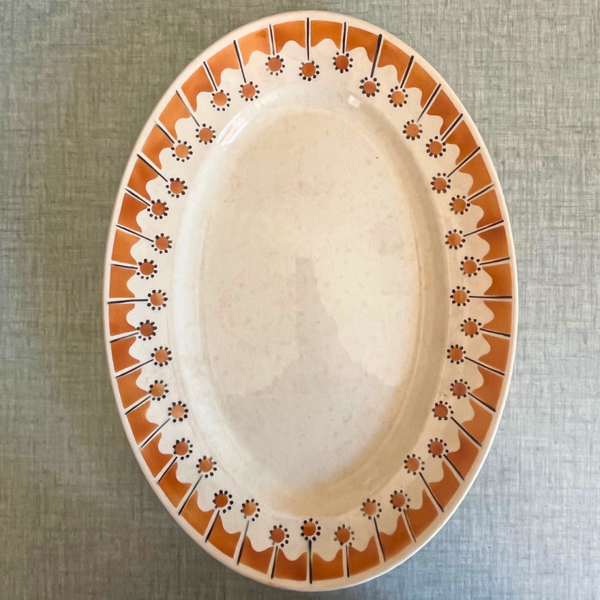 Grand plat de service ancien en faïence de Badonviller – Élégance de table et charme des maisons de famille