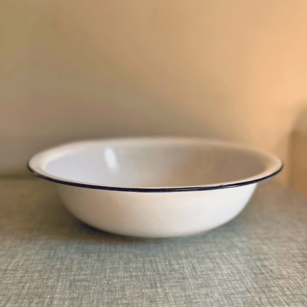 Grande bassine émaillée cerclée de bleu