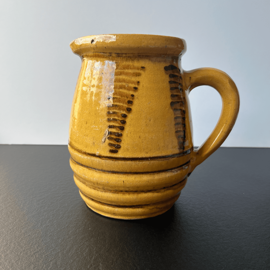 Pichet vernissé aux couleurs jaunes et brunes