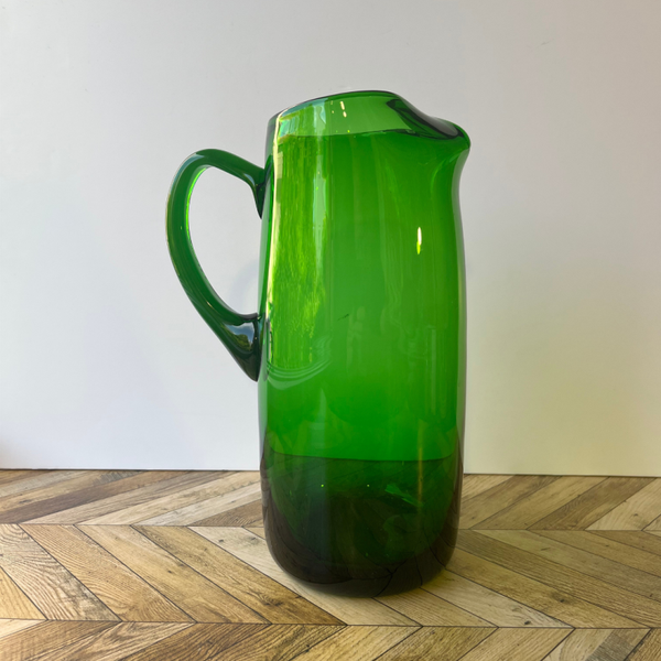 Pichet en verre vert à bec pincé – verrerie vintage élégante