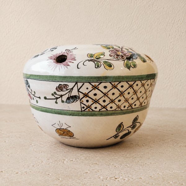 Pique-fleurs en céramique à décor fleuri
