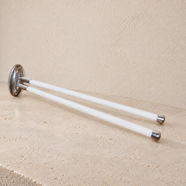 Porte-serviettes ancien en opaline blanche