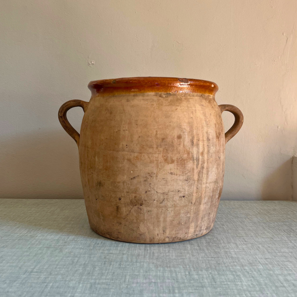 Pot ancien en terre cuite à col brun émaillé – Une présence chaleureuse et authentique
