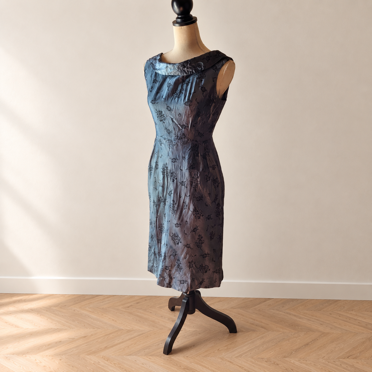 Robe grise brodée de couturière – Une élégance délicate et intemporelle