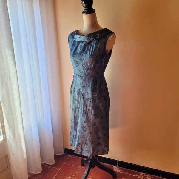 Robe grise brodée de couturière – Une élégance délicate et intemporelle