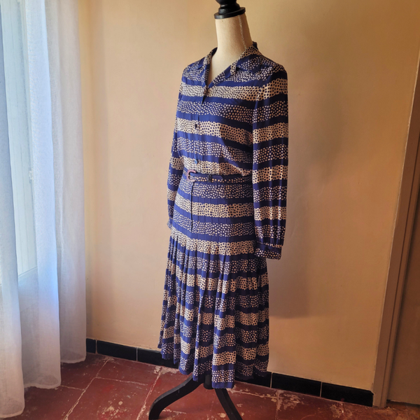 Robe à imprimé horizontal de couturière – Une silhouette graphique et élégante
