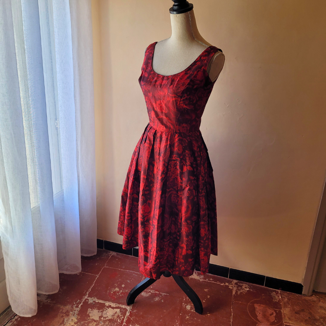 Robe rouge de couturière – Une pièce d'exception au raffinement intemporel