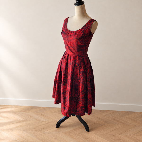 Robe rouge de couturière – Une pièce d'exception au raffinement intemporel