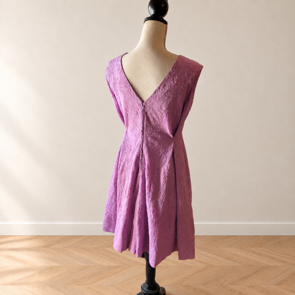 Robe violette de couturière – Une élégance singulière et pleine de caractère