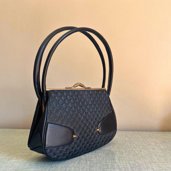 Sac à main noir ancien – L'élégance intemporelle des belles silhouettes féminines