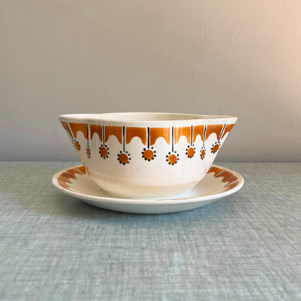 Saucière ancienne en faïence de Badonviller – L'élégance discrète des tables françaises