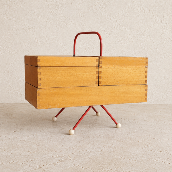 Travailleuse de table en bois à pieds et poignée rouges
