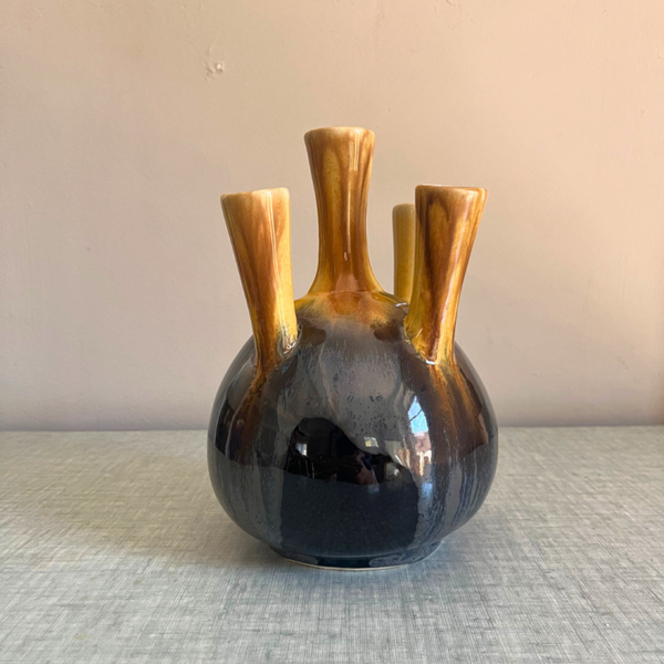 Tulipier irisé aux reflets bleus, noirs et jaunes – Une sculpture de lumière inspirée par la nature