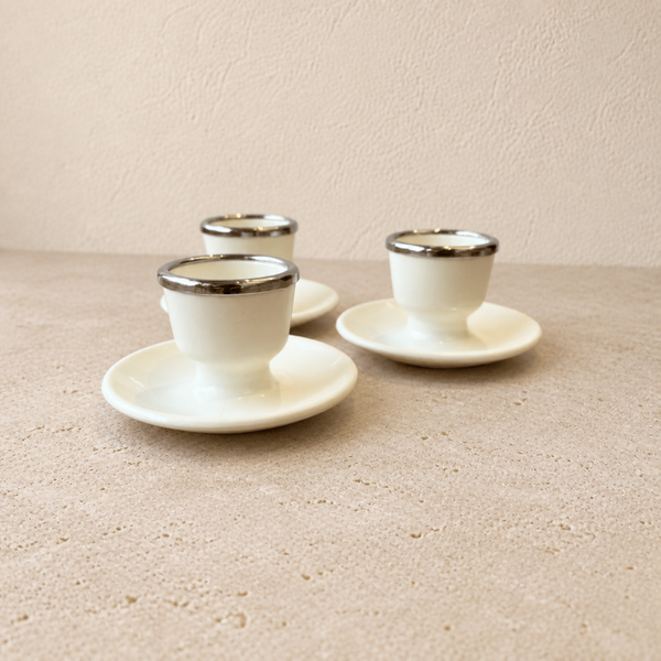 Ensemble de trois coquetiers blancs et argentés