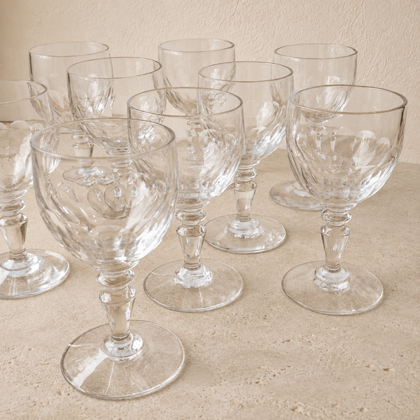 Ensemble de 9 verres à vin anciens – verrerie vintage pour table élégante