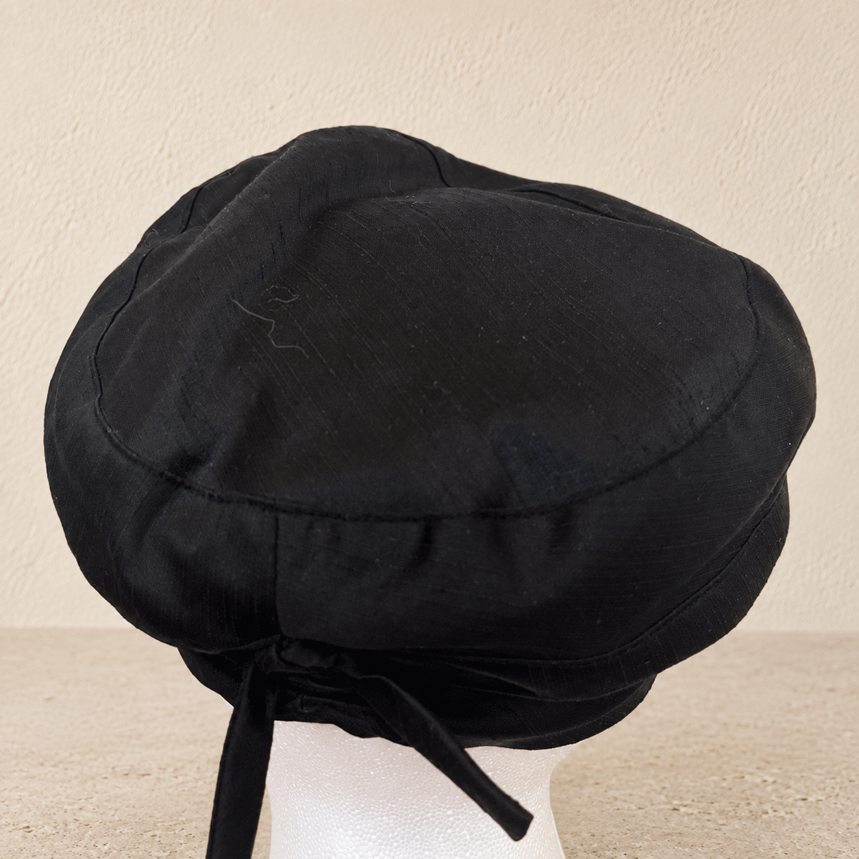 Béret noir drapé – femme, finition légèrement satinée